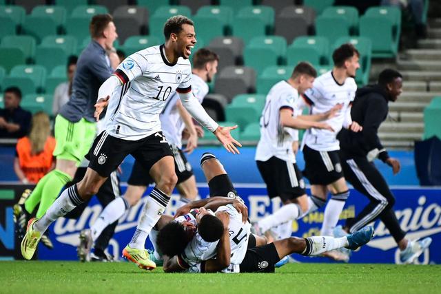 4-2完胜！梅西2射1传封神，与胖虎卡塞米罗从西甲死敌变迈阿密队友，赛前抱腰嬉闹太魔幻